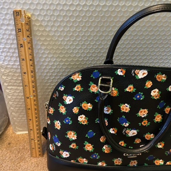 Coach Hand Bag authentic - Picture 2 of 9